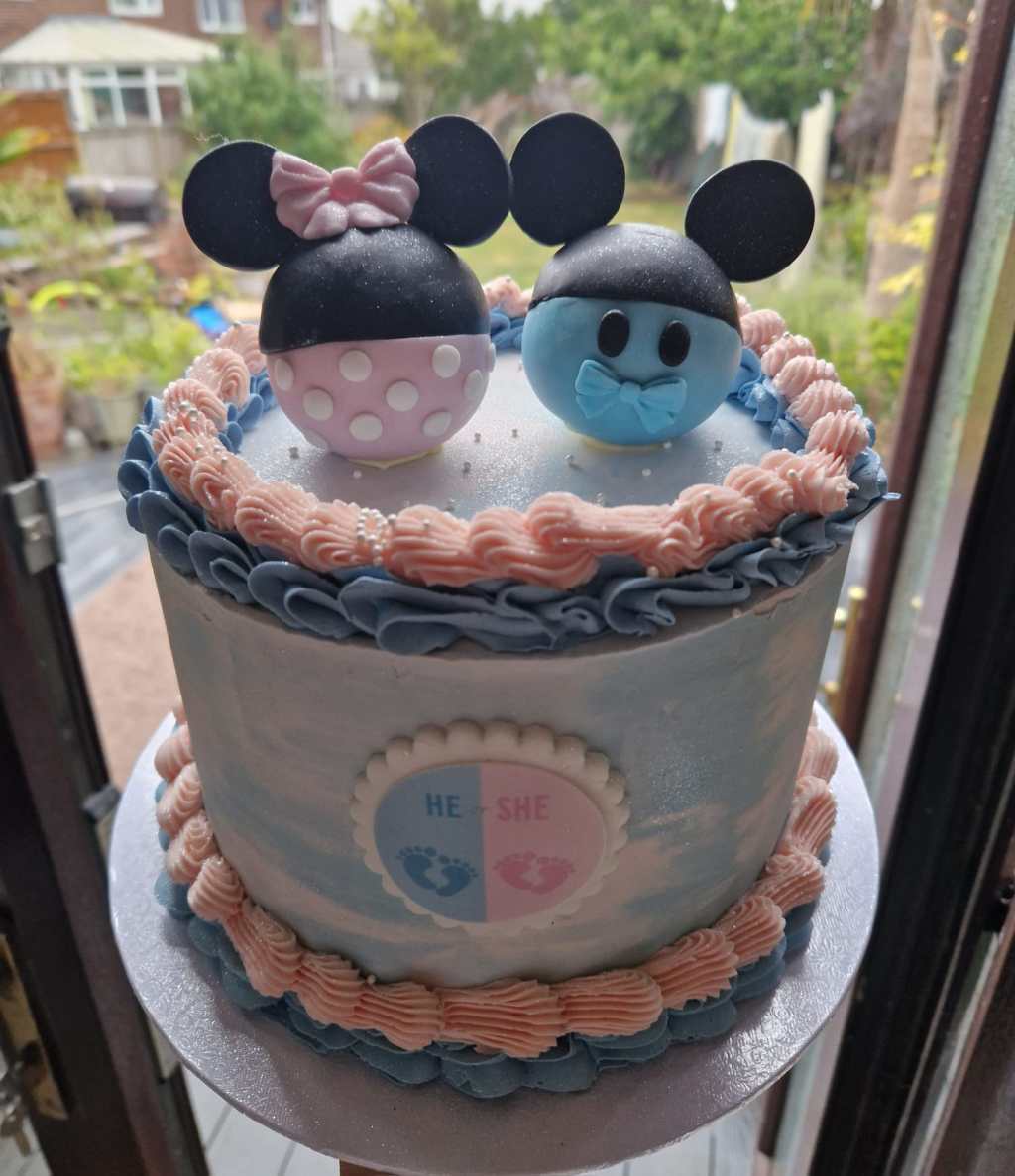 Baby reveal sponge&nbsp;cake